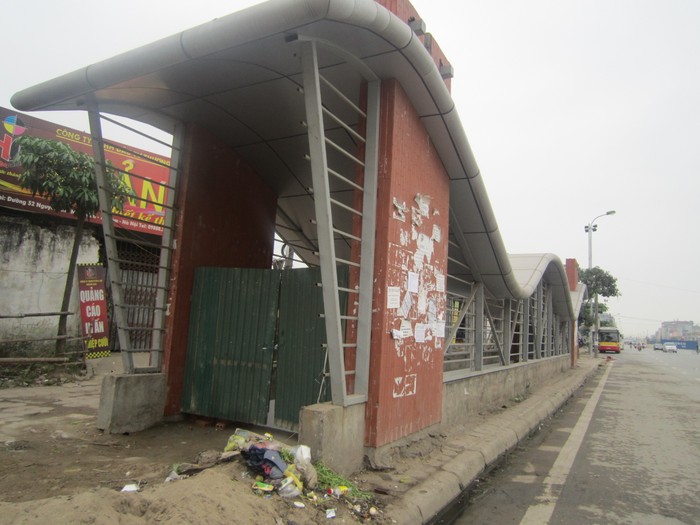 Hầm đường bộ tại đường Minh Khai (gần Đại học Công nghiệp ) trở thành bãi rác.