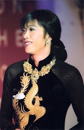 Hoài Linh thường mặc quần áo của vợ đi biểu diễn