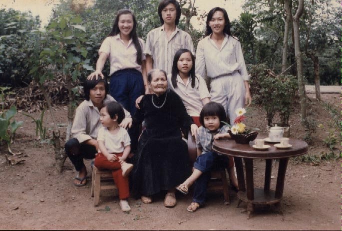 Bức ảnh mấy anh em Hoài Linh chụp cùng bà nội (Hoài Linh đứng giữa, sau lưng bà nội)