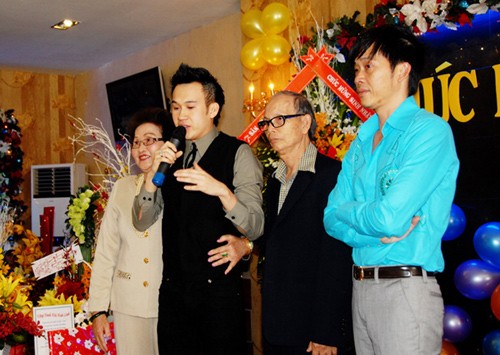 Gia đình Hoài Linh trong bữa tiệc sinh nhật cha