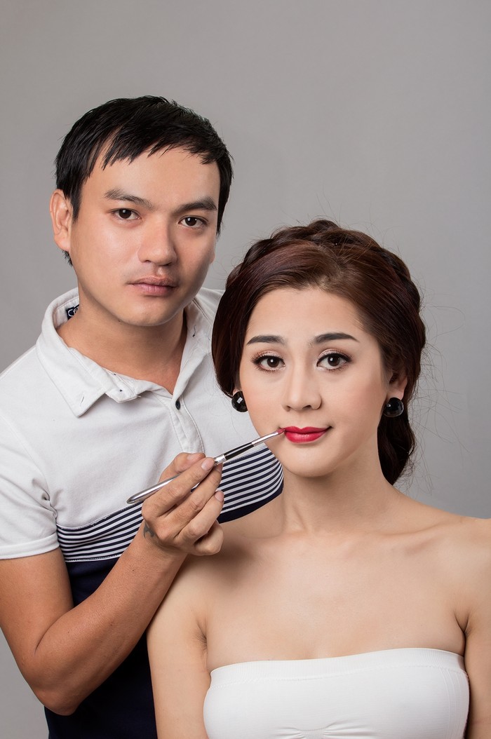 Hùng Việt đang make up cho Lâm Chi Khanh
