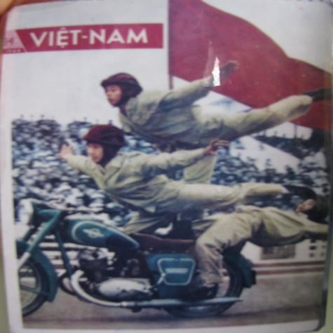 Người điều khiển xe mô tô (ở chính giữa) là bà Kim Quế, cùng 2 người đàn ông phía trên cùng là ông Bồng và dưới cùng là ông Nhuệ đang biểu diễn trên xe mô tô nhân dịp bóng đá 12 nước XHCN đấu tại Việt Nam (1964).