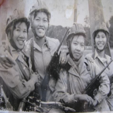 Từ trái qua phải là bà Nguyễn thị Kim Quế, Nguyễn Thị Huỳnh (SN 1939), Trần Thị Khanh (SN 1943) và Dương Ngọc Tuyển (SN 1939) chụp hình lưu niệm trước giờ biểu diễn động tác quỳ bắn súng trên yên xe mô tô (1964) tại SVĐ Hàng Đẫy.
