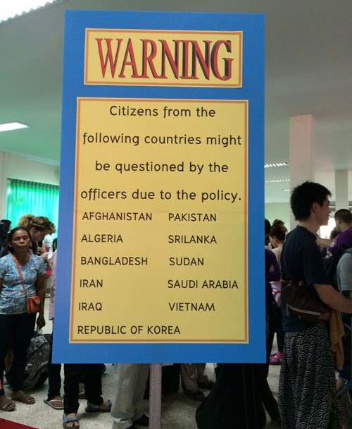 Tấm biển thông báo du khách Việt Nam và một số quốc gia khác có thể bị tra hỏi khi nhập cảnh tại cửa khẩu Arayaprathet, Thái Lan.