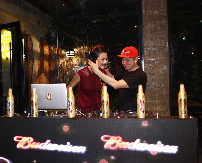 DJ Stanley hướng dẫn Mâu Thanh Thủy cách mix nhạc