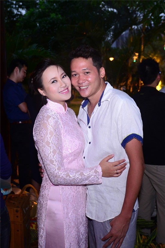 Đám cưới lần hai của Khánh Linh được tổ chức ở khuôn viên ngoài trời tại Long Biên, Hà Nội.