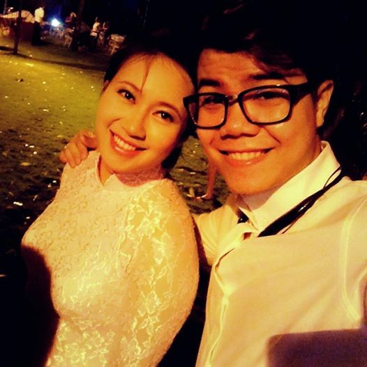 Khánh Linh chụp ảnh với Đinh Mạnh Ninh trong buổi lễ thành hôn