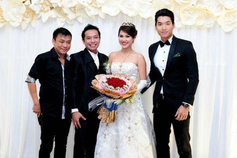 Trương Nam Thành cũng có mặt tại tiệc cưới và chúc mừng hạnh phúc cho bạn gái cũ.