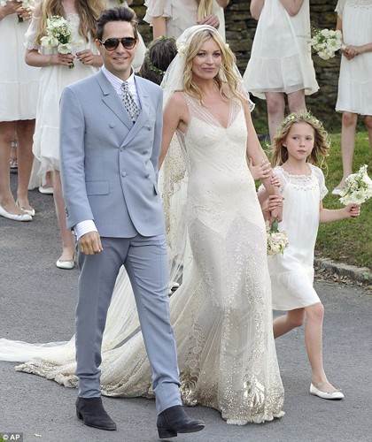 Tháng 8/2011, Kate Moss cùng rocker Jamie Hince đã chính thức kết hôn với một đám cưới theo lối cổ điển: váy cưới cô dâu và bộ suit chú rể mang hơi hướng vintage hoài cổ.