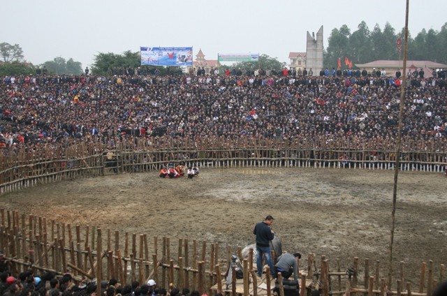 Từ sáng sớm, hàng vạn người dân tứ phương đã có mặt bên trong khán đài thi đấu