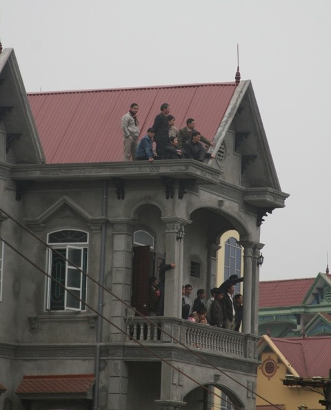 Nhiều người còn leo hẳn lên nóc nhà gần xới đấu để dõi theo 'ông cầu' thi đấu