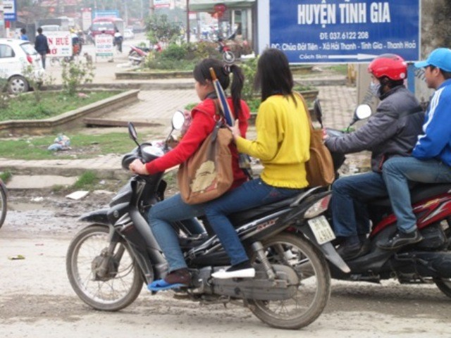 Đại đa số học sinh các trường THPT thường sử dụng xe gắn máy để đến trường. Điều tất nhiên số học sinh này chưa đủ tuổi sử dụng xe gắn máy