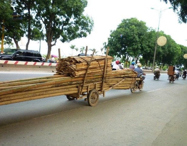 Xe ba bánh chở luồng trên đường Phạm Văn Đồng dài hàng chục mét