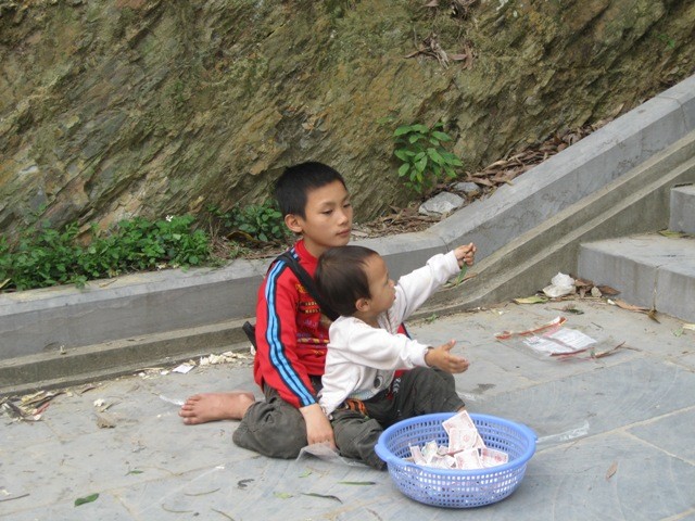Hai anh em ngồi ăn xin tại cổng chùa Đọi Sơn (Hà Nam ) (ảnh: Cao Tuân)