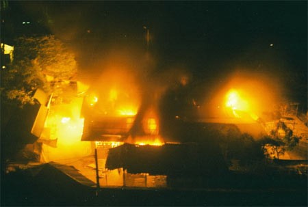 Ngọn lửa bốc ngùn ngùn bao trùm khu vực phía Bắc chợ Xuân Đỉnh II, Từ Liêm (Hà Nội) rạng sáng 24.12.2008. 20 gian hàng đã cháy thành tro.