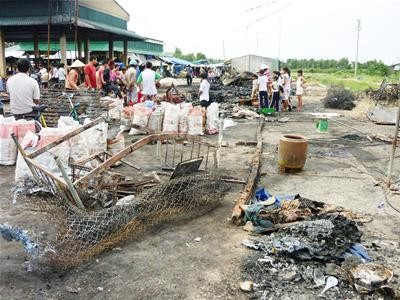 Khoảng 23 giờ ngày 3.11.2009, tại chợ Vịnh Chèo, xã Vĩnh Thuận Tây, huyện Vị Thủy (Hậu Giang) xảy ra vụ hỏa hoạn thiêu rụi hoàn toàn 13 kiốt của 12 hộ tiểu thương kinh doanh tại chợ.