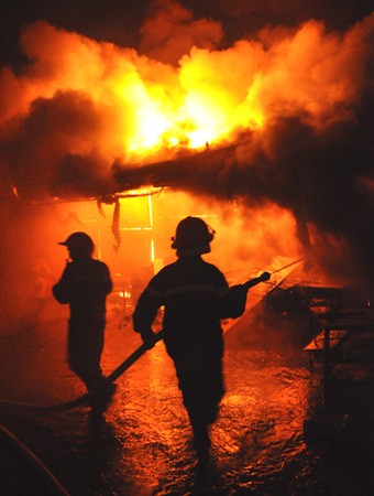 Xuất phát từ một ki-ốt bán giày dép, tối 10.7.2010 ngọn lửa đã nhanh chóng lan sang khoảng 20 gian hàng liền kề ở chợ Đông Kinh, chợ lớn nhất tỉnh Lạng Sơn, gây thiệt hại hàng chục tỷ đồng.