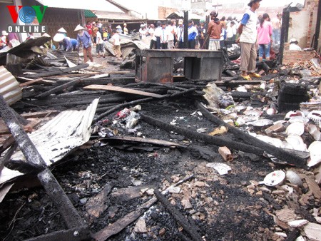 Vụ hỏa hoạn lớn xảy ra lúc 1h sáng 7.12.2011 tại chợ trung tâm huyện Ea Súp, tỉnh Đắk Lắk đã thiêu rụi hoàn toàn 24 ki ốt hàng, gây thiệt hại hàng chục tỷ đồng.