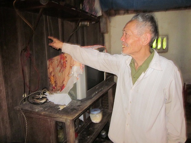Cụ Trần Bá Huấn (80 tuổi), một cao niên trong làng giới thiệu về những chứng tích lịch sử còn giữ lại nguyên vẹn trong ngôi nhà Bá Kiến