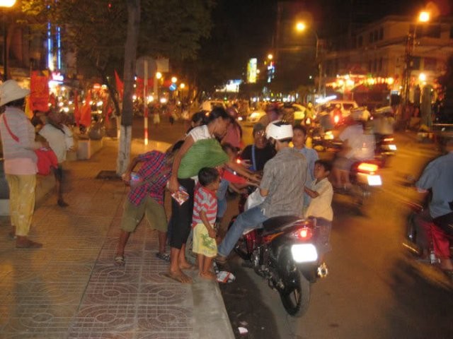 Đám trẻ ăn xin trước cổng một ngôi chùa của người Hoa trên đường Hải Thượng Lãn Ông