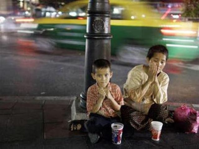 Hai mẹ con co ro trên đường phố Hà Nội xin ăn (Ảnh Thái Tâm - Bạn đọc)