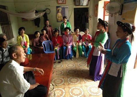 Để lớp trẻ tiếp nối lưu truyền nghệ thuật hát Xoan, việc truyền dạy hát Xoan thường được thực hiện tại nhà các nghệ nhân lớn tuổi (Ảnh: Internet).