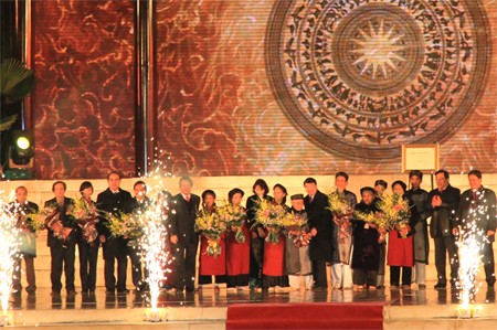Ngày 18/2/2012, tại Việt Trì, UBND tỉnh Phú Thọ đã tổ chức Lễ vinh danh và khen thưởng, tặng Bằng khen cho 12 tập thể và 59 cá nhân có thành tích tiêu biểu trong công tác bảo tồn và phát huy giá trị di sản hát Xoan Phú Thọ. (Ảnh: Internet).