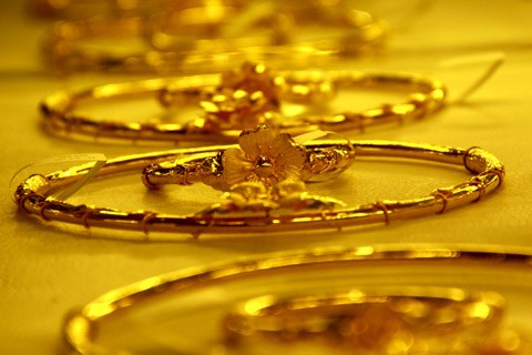 Tại Hà Nội, vàng rồng Thăng Long của Công ty Bảo Tín Minh Châu mua vào 43,75 triệu đồng/lượng, bán ra 44 triệu đồng/lượng; giá giao dịch vàng AAA nhỉnh hơn vàng rồng Thăng Long, mua vào ở mức 44 triệu đồng/lượng, bán ra 44,4 triệu đồng/lượng. Ảnh minh họa: Tuệ Minh (VnExpress).