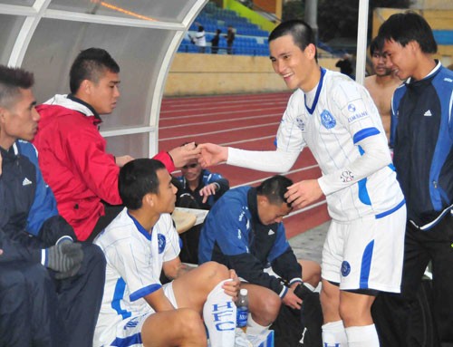May mắn đã mỉm cười với tiền đạo Nghệ An khi anh có pha sút phạt đẹp mắt gỡ hòa cho CLB Hà Nội ở phút 61.