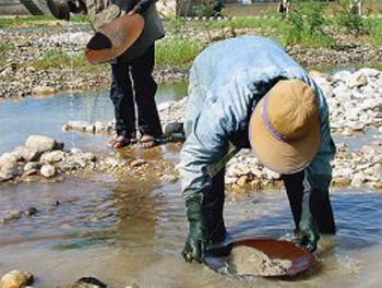 Nguồn tin từ VTV, mùa khô trong năm chính là lúc người dân ở quận Wang Nuea, miền bắc Thái Lan săn lùng giấc mơ giàu có bằng việc đi đãi vàng ở con sông trong vùng. (Ảnh: MOCT)