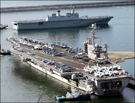 Siêu hàng không mẫu hạm Mỹ USS George Washington (dưới) và tàu Dokdo của Hải quân Hàn Quốc chuẩn bị tham gia cuộc tập trận chung tháng 7/2010.
