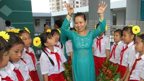 Vietnamnet đưa tin, hơn 1 triệu nhà giáo nhân dân nhận tin vui thu nhập. Đối tượng được hưởng phụ cấp thâm niên là nhà giáo trong biên chế, đang giảng dạy, giáo dục trong các cơ sở giáo dục công lập được nhà nước cấp kinh phí hoạt động. Ảnh: Người lao động.