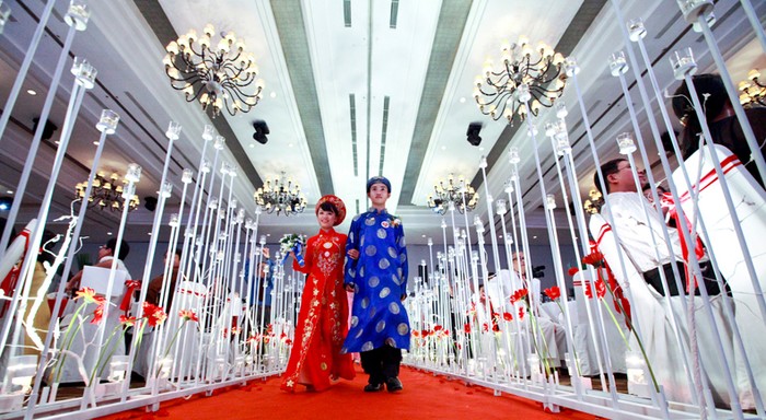 Đúng 11 giờ 11 phút 11 giây, ngày 11.11.11, các cặp đôi tiến vào hội trường để tiến hành lễ cưới. Ảnh: Hồng Thái (Sài gòn tiếp thị).
