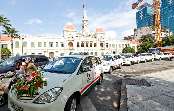 40 chiếc xe taxi Vinasun làm xe hoa cho 80 cặp uyên ương. Ảnh: Hồng Thái (Sài gòn tiếp thị).