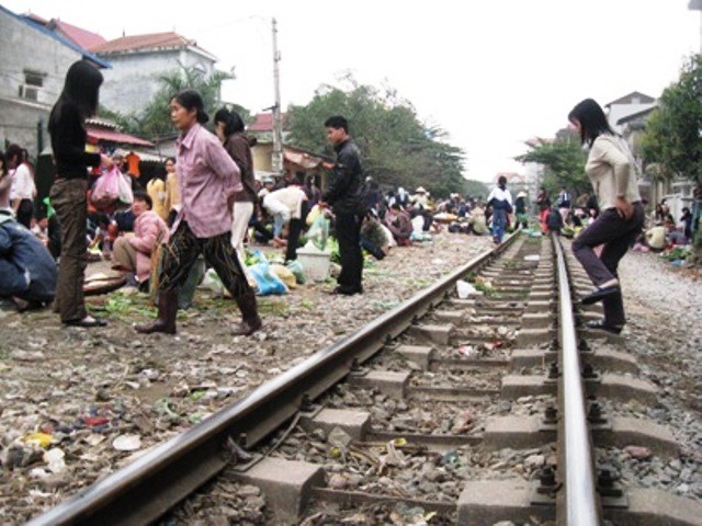 Ven đường ray tàu chạy qua là nơi tập trung đông đúc người buôn bán