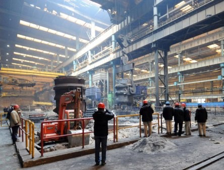 VOV đưa tin về vụ nổ nhà máy sản xuất sắt thép Angang thuộc tỉnh Liêu Ninh, Đông Bắc Trung Quốc tối 20/2. Ảnh: Hiện trường vụ tai nạn tại nhà máy thép Angang (AFP)