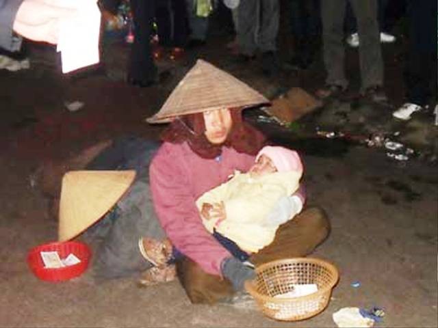 Trong cái rét lúc về đêm, những đứa bé đáng thương bị đưa ra đường phố xin ăn