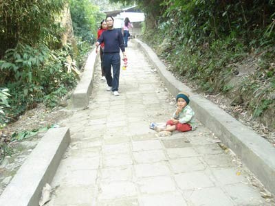 Em bé ngồi xin tiền bên vệ đường đi lên đền cậu ở Tây Thiên. (Ảnh: N.H.)