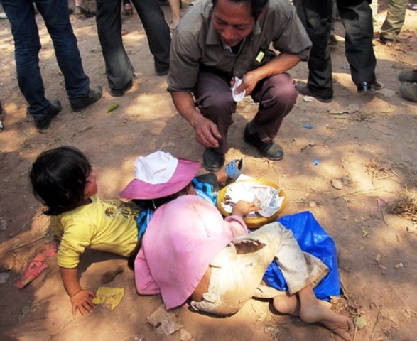 Nhiều trẻ em nằm vạ vật xin tiền của khách đi hội Lim (Ảnh Thành Trần – Tuổi trẻ)