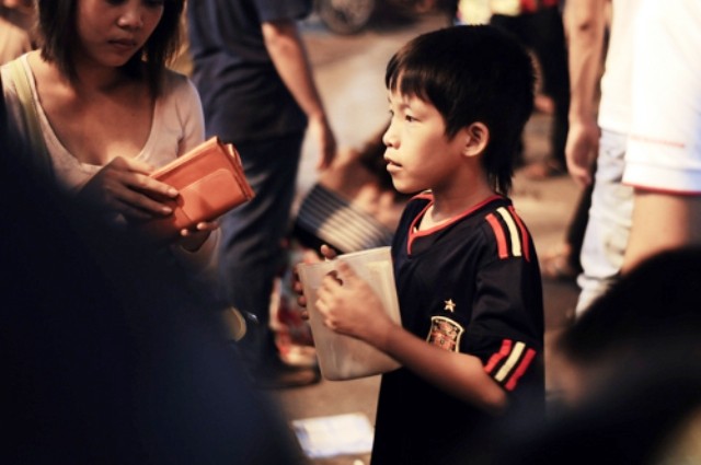 Sống ở phường Bồ Đề (quận Long Biên, Hà Nội) cậu bé tên Hùng quê Hưng Yên học hết lớp 2 rồi nghỉ. Ban đêm, ngoài việc theo mẹ cùng em gái 4 tuổi đi bán hàng ở phố cổ cậu “kiêm” thêm nghề ăn xin