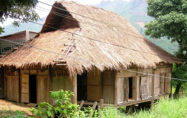 Căn nhà sàn mái lá của người dân tộc Chăm còn lưu lại bên những căn nhà mới khang trang