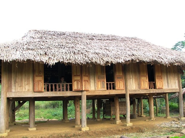 Một ngôi nhà sàn truyền thống của đồng bào dân tộc Mường được làm bằng gỗ, lợp mái kè của người dân ở xã Đồng Lương, huyện Lang Chánh (Thanh Hóa)