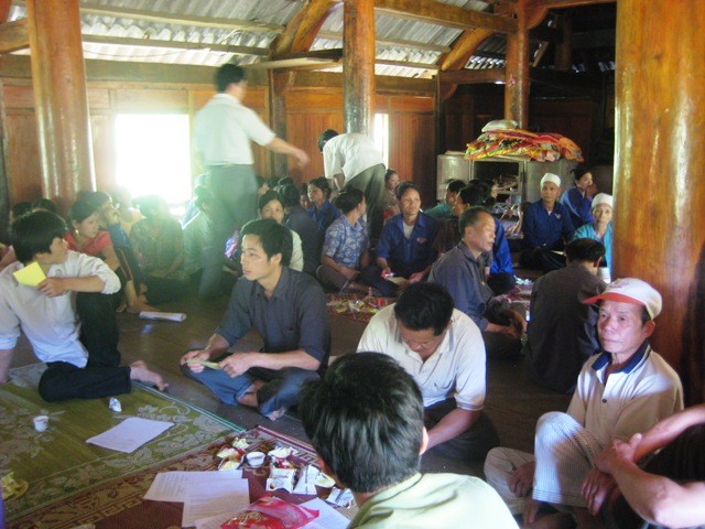 Vào những ngày lễ, Tết người dân tộc Mường thường tổ chức tụ họp tại sàn gỗ trong nhà sàn