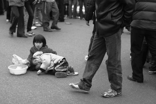 Tất cả em trẻ nhỏ tại hội Lim đều giống nhau: Ăn mặc rách dưới, bẩn thỉu, ngồi hoặc nằm yên giữa đường trong im lặng