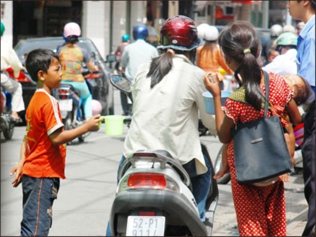 Nhiều trẻ em bị buộc phải ăn xin trên các tuyến đường trung tâm TP HCM (Ảnh Cát Nguyệt - PNO)