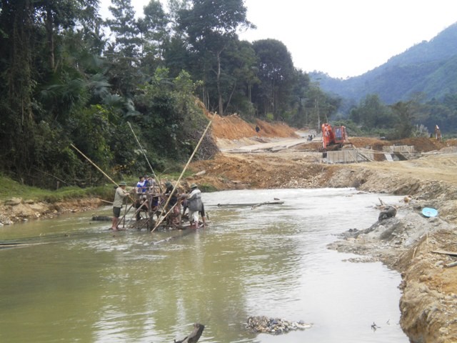 Con sông nơi người dân tìm đến "kiếm cơm" nằm sát cạnh đường đi tuyến liên xã của huyện Thường Xuân