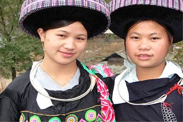 Phong tục đeo vòng vía cho trẻ em của người Mông (Thái Nguyên). Vòng bạc không còn là thứ đồ trang sức trong dân gian gắn liền với vẻ đẹp của người phụ nữ mà còn được dùng như chiêc bùa hộ mệnh mang lại sức khỏe, trừ tà ma và kỵ gió
