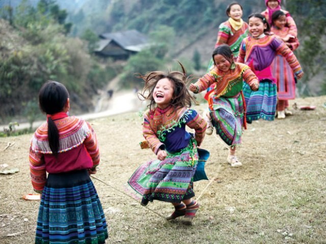 Các em bé dân tộc Thái chơi nhảy dây