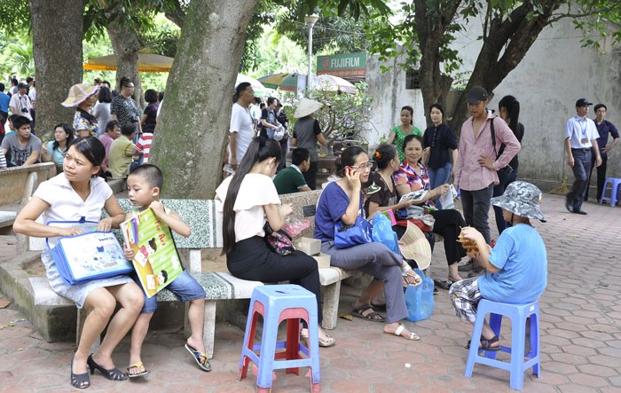 Khu vực gần Chùa Một Cột rất đông người ngồi nghỉ chân.