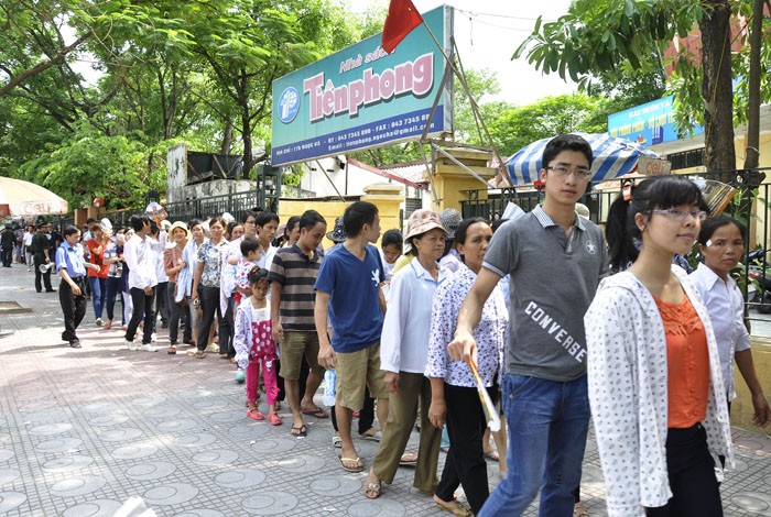 Kỉ niệm ngày sinh của Chủ Tịch Hồ Chí Minh vào đúng ngày thứ 7 cho nên lượng người về viếng lăng Bác rất đông.